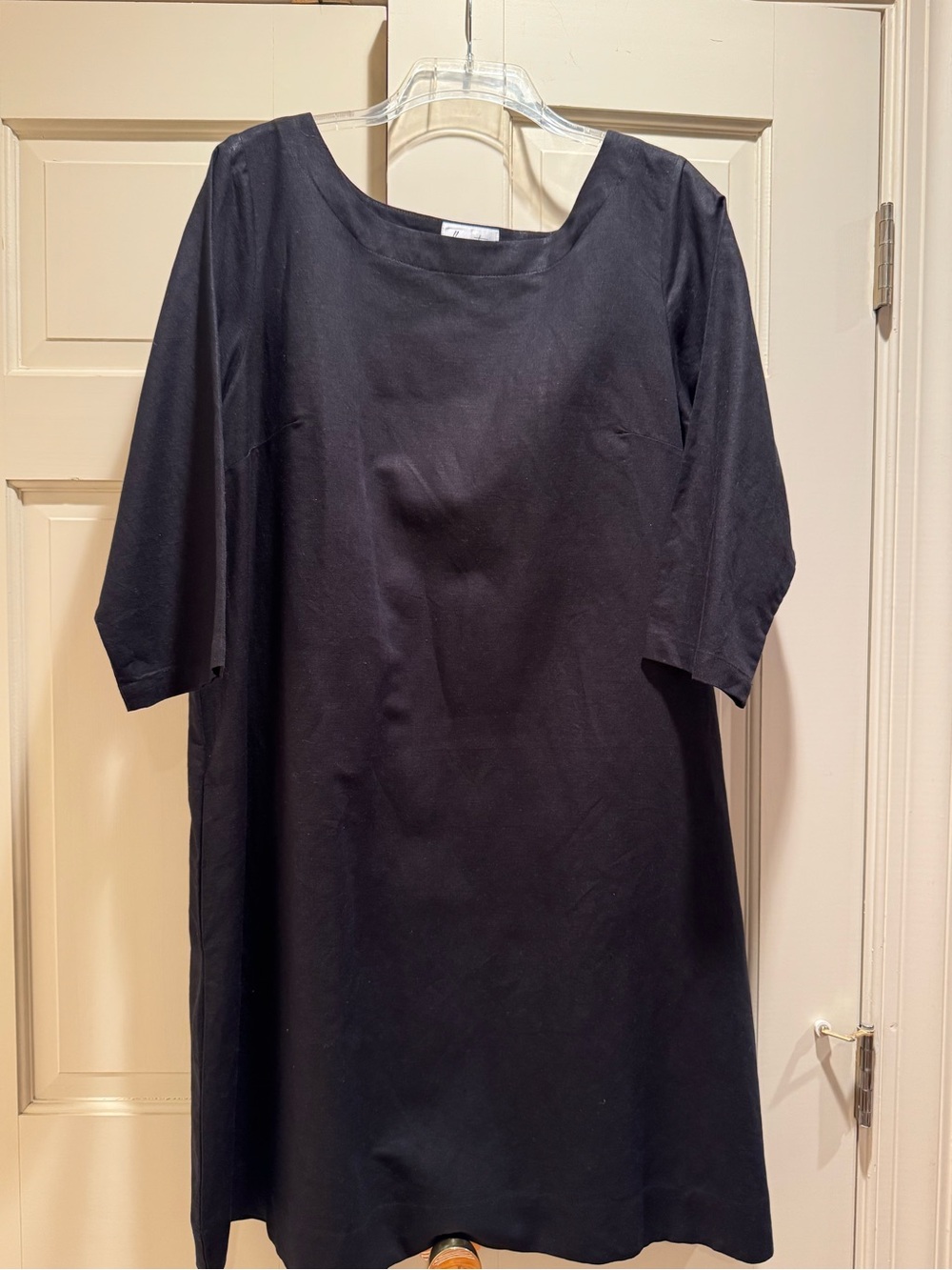 Elegant Black Midi Shift Dress with Scoop Neck